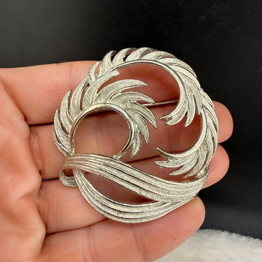 Vintage Lisner Brooch Silver Tone Feather Wreath Textured
